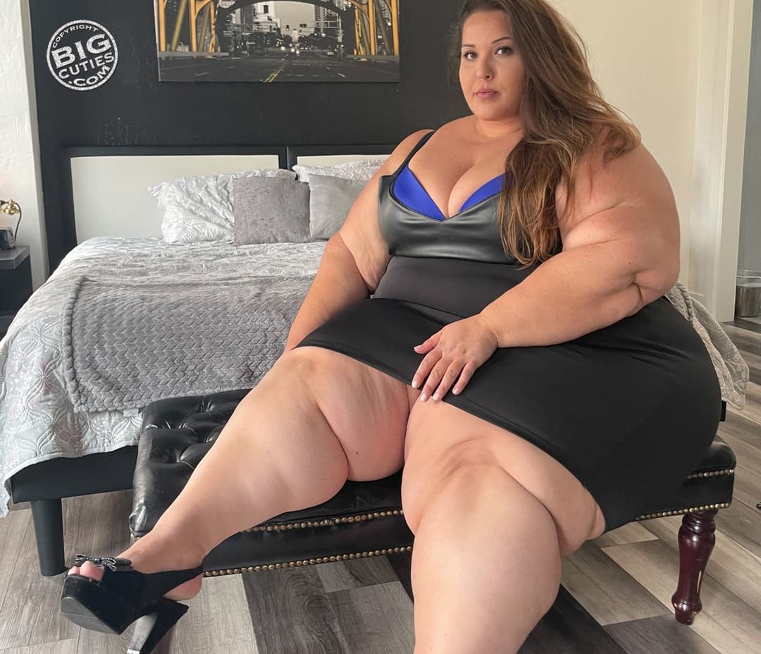 Click to view full size FAT SECRETARY- BOBERRY TIGHT BLACK SKIRT BLUE SEXY INTIMATES