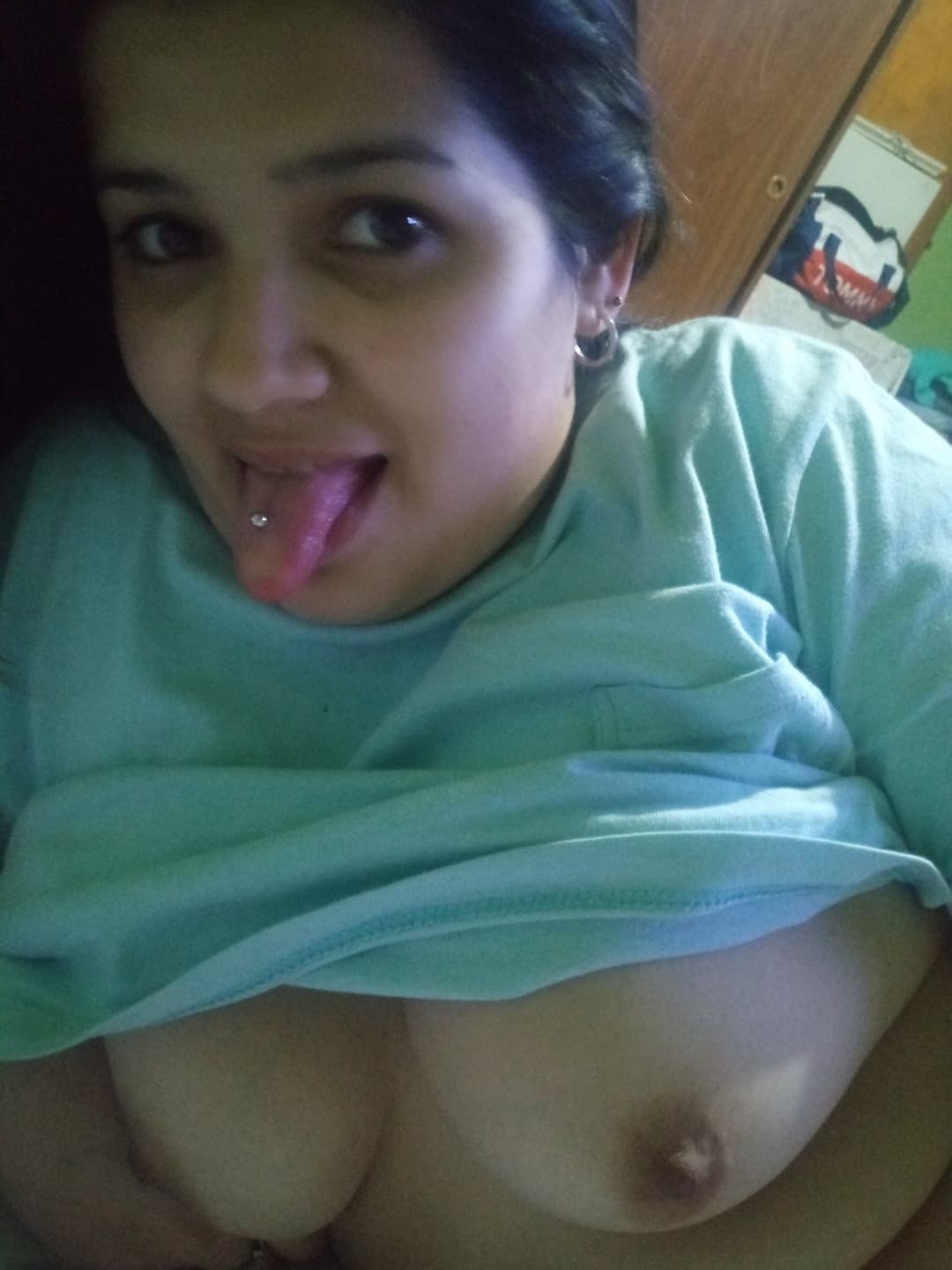 Click to view full size Cin mostrando las tetas