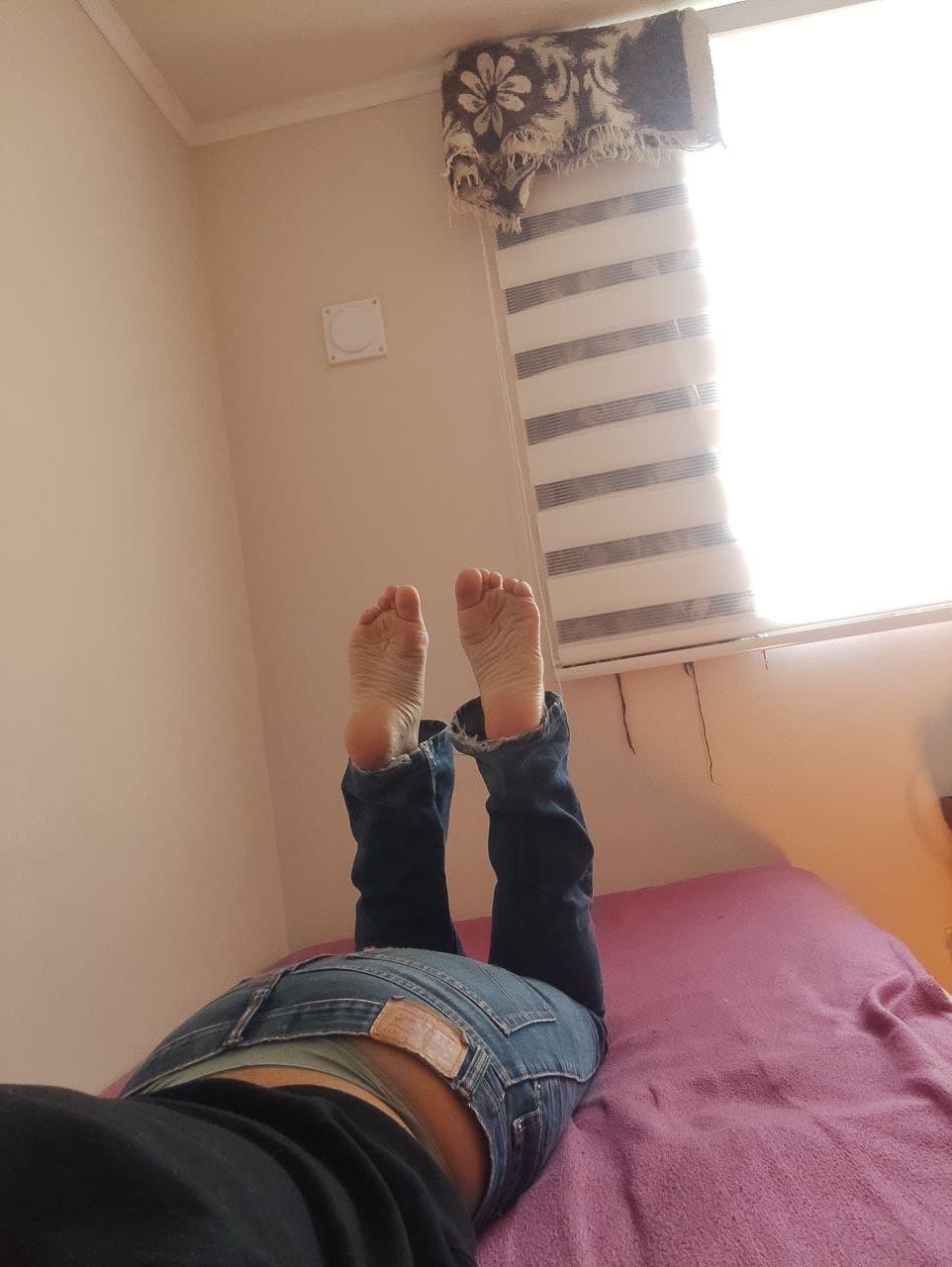 Click to view full size Chilean Girl With Ugly feet