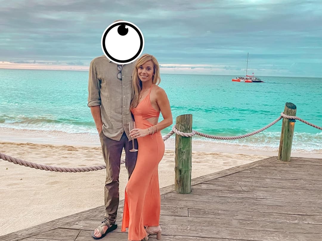 Click to view full size Sarah only shows her ass to everyone in the club, but goes on the G G W bus and shows much more