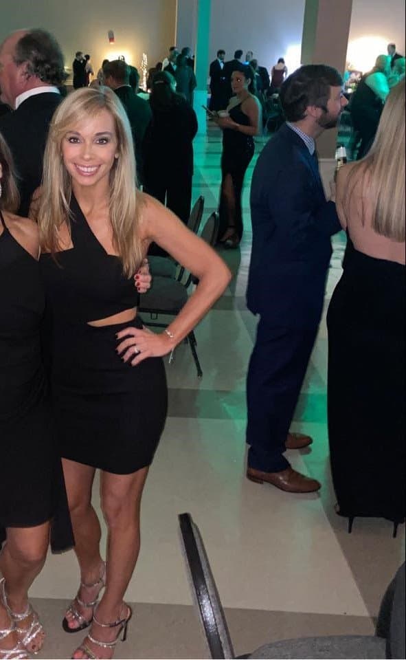 Click to view full size Sarah only shows her ass to everyone in the club, but goes on the G G W bus and shows much more