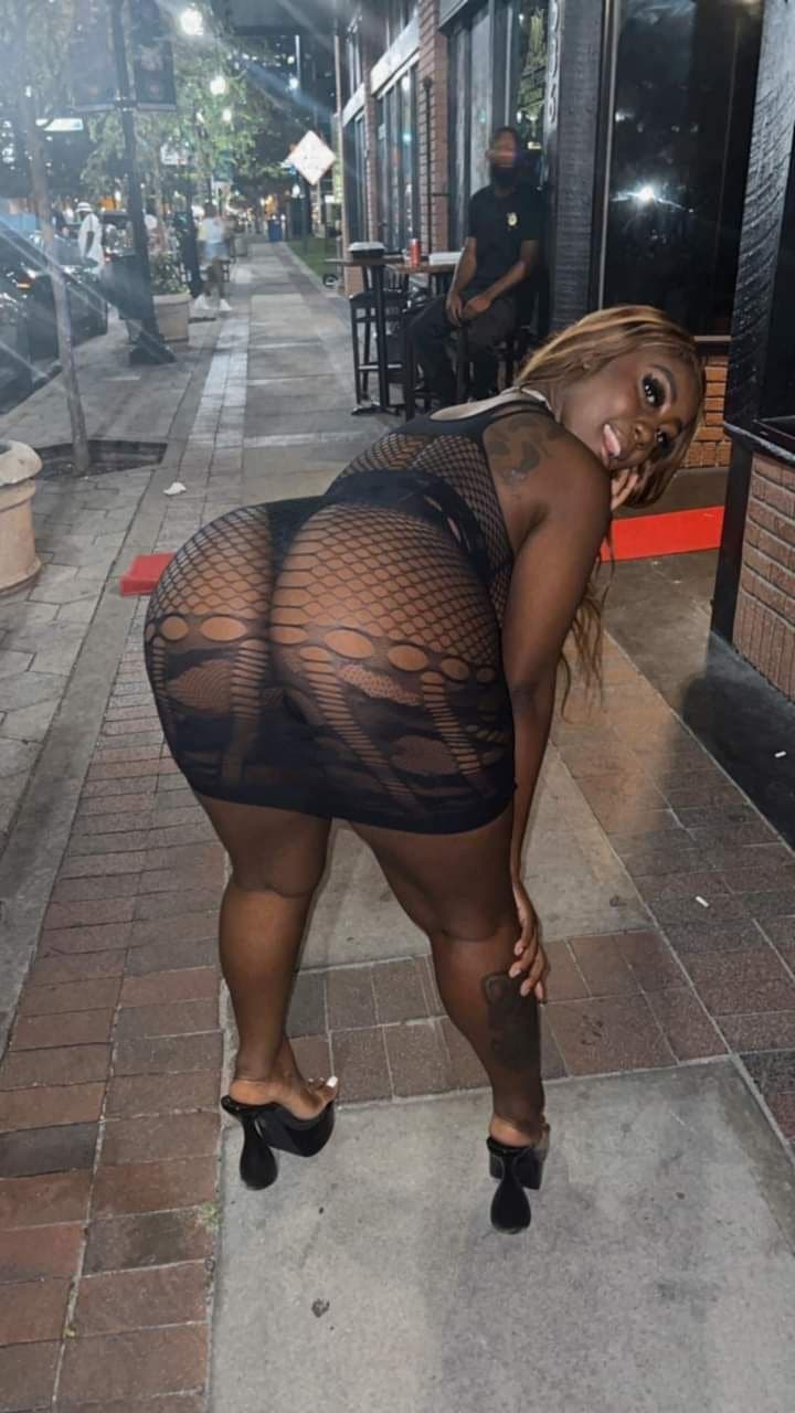 Click to view full size West Orlando baddie motion mel taking extreme backshots and get cumshot on her nice ass leaked