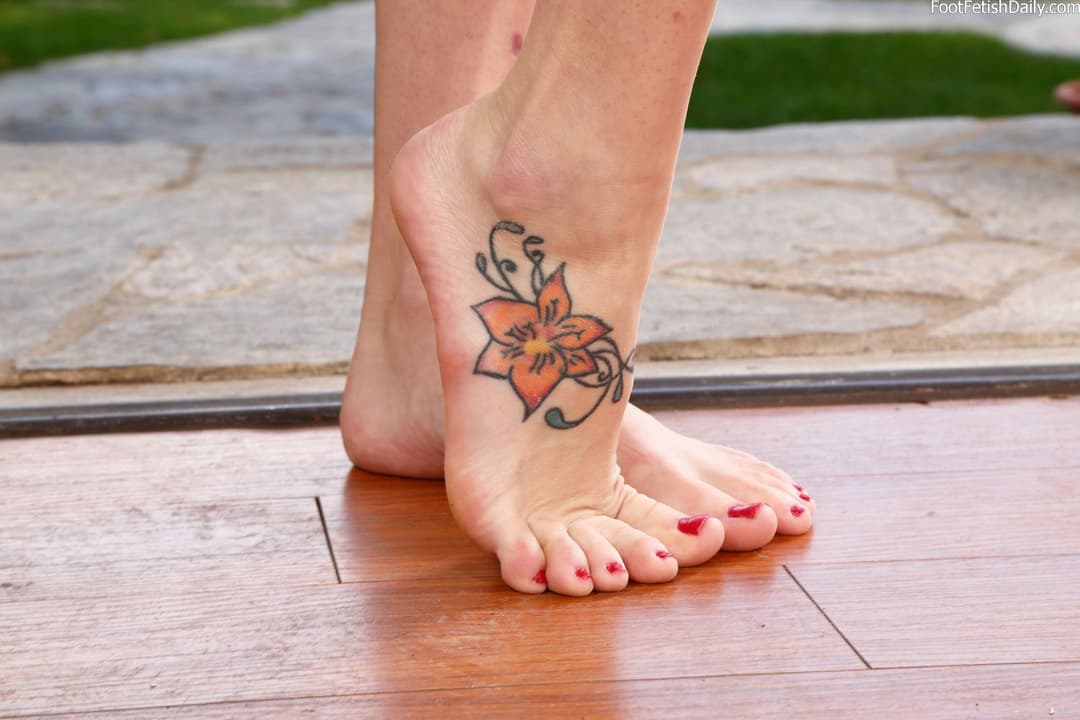 Click to view full size AI FAKE - Kiera Winters - Feet & more