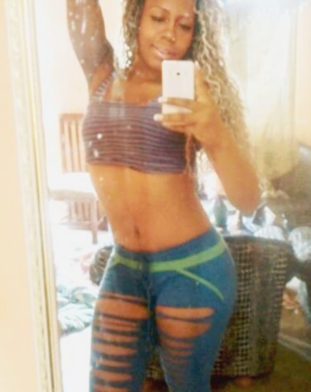 Click to view full size Valeria Cortéz - Bailarina de "Baila la Noche" - la conocí en la playa y me envía fotos sexy