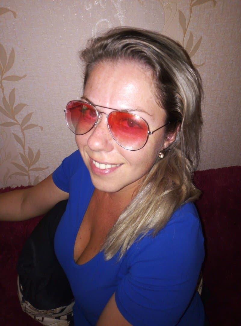 Click to view full size Very pretty woman - Anna