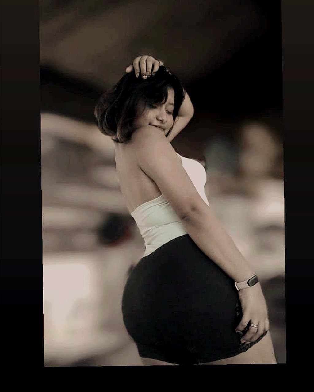 Click to view full size Mexicana mostrando su enorme culo, puta barata mostrándose gratis