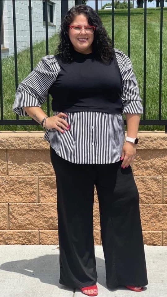 Click to view full size Slutty MILF Jessi in her work office acting naughty