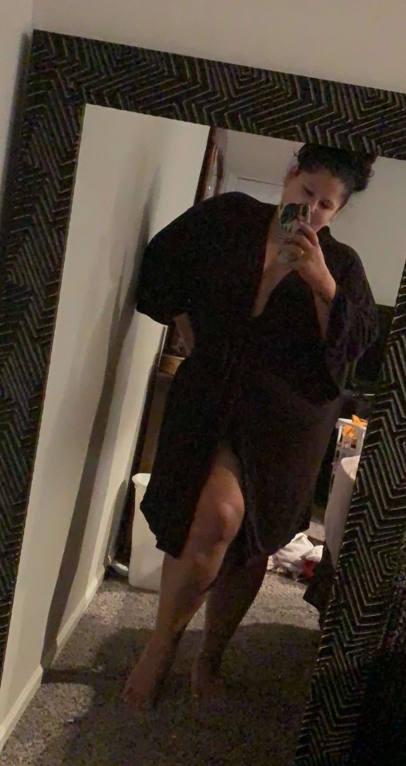 Click to view full size Slutty MILF Jessi in her work office acting naughty