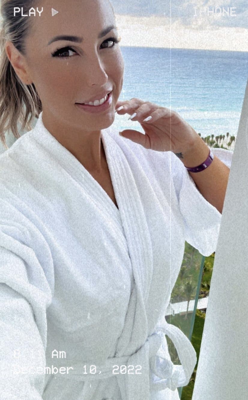 Click to view full size Texas TikTok milf Robyn fields