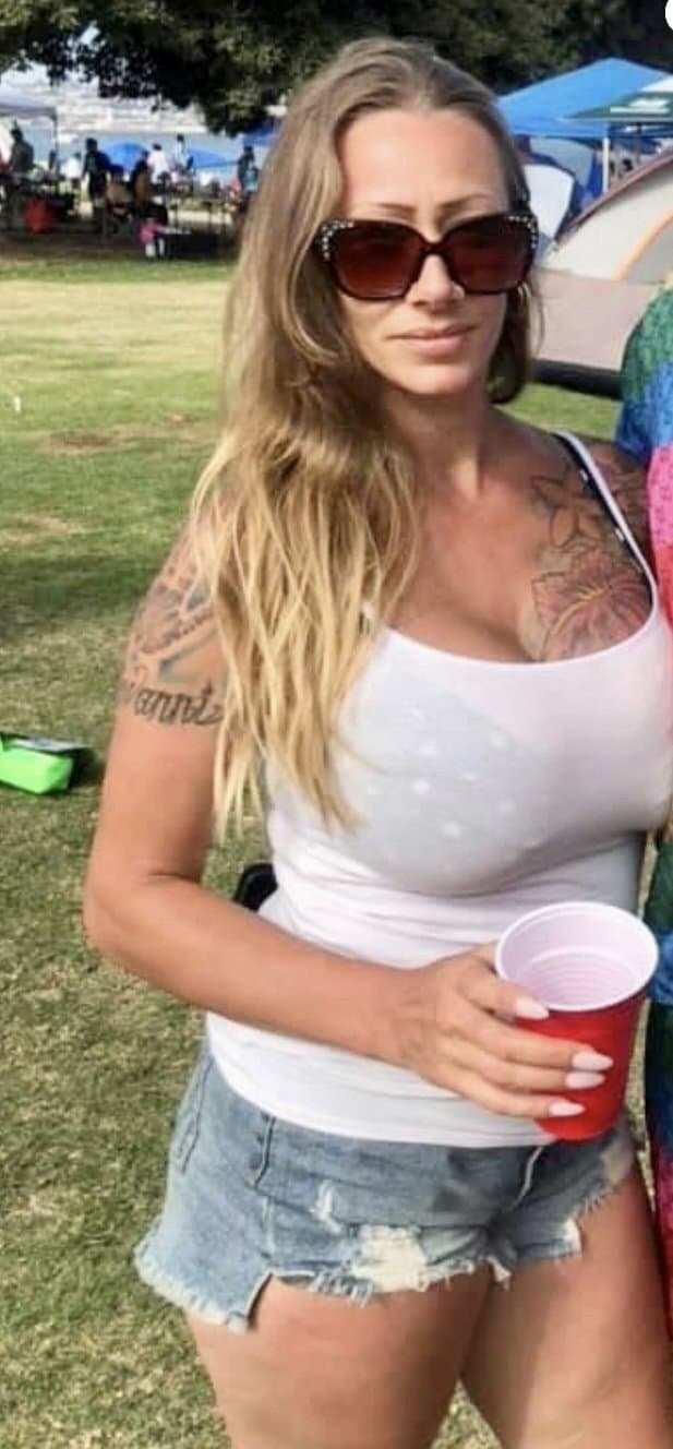 Click to view full size Thot mommy didn’t want her big bouncy tits on camera - flash