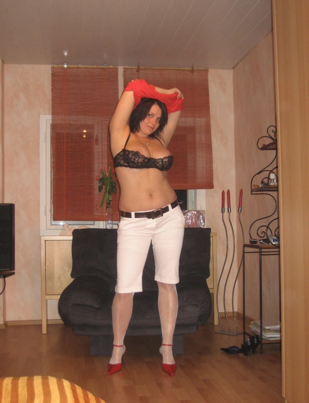 Click to view full size Amateur Housewife Loves To Pose - Part 3. (z)