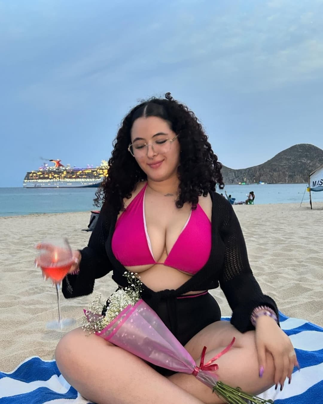 Click to view full size Zorra de buen cuerpo calienta a todos mostrando su enorme culote en bikini