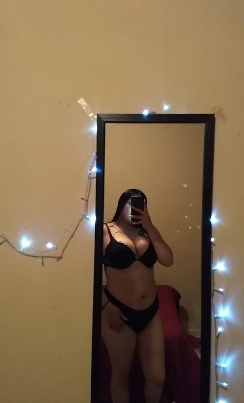 Click to view full size Karen una puta muy sexy de 21 años disfruta de sacarse fotos hot para exhibirse