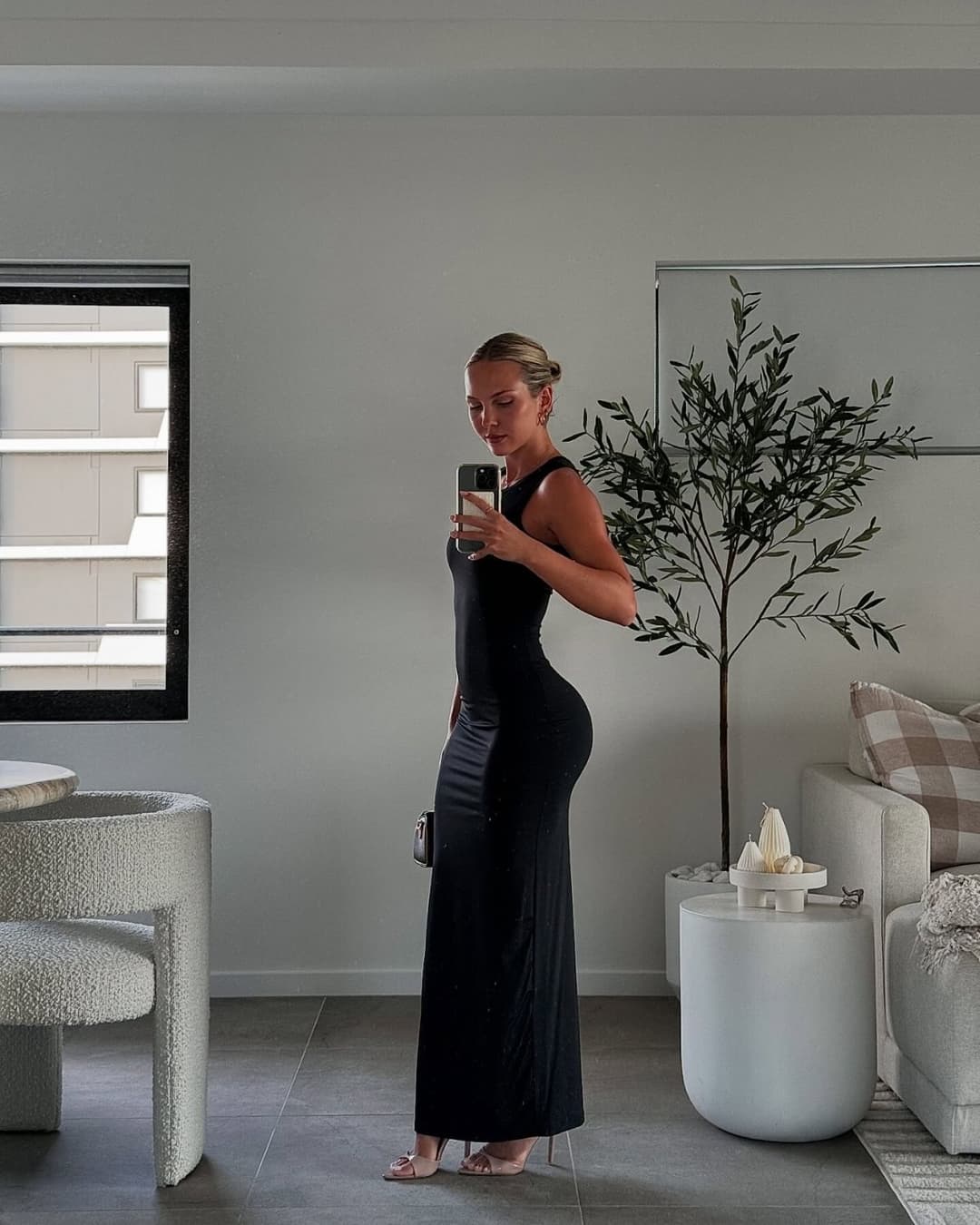 Click to view full size Super tight gym babe with bubble butt