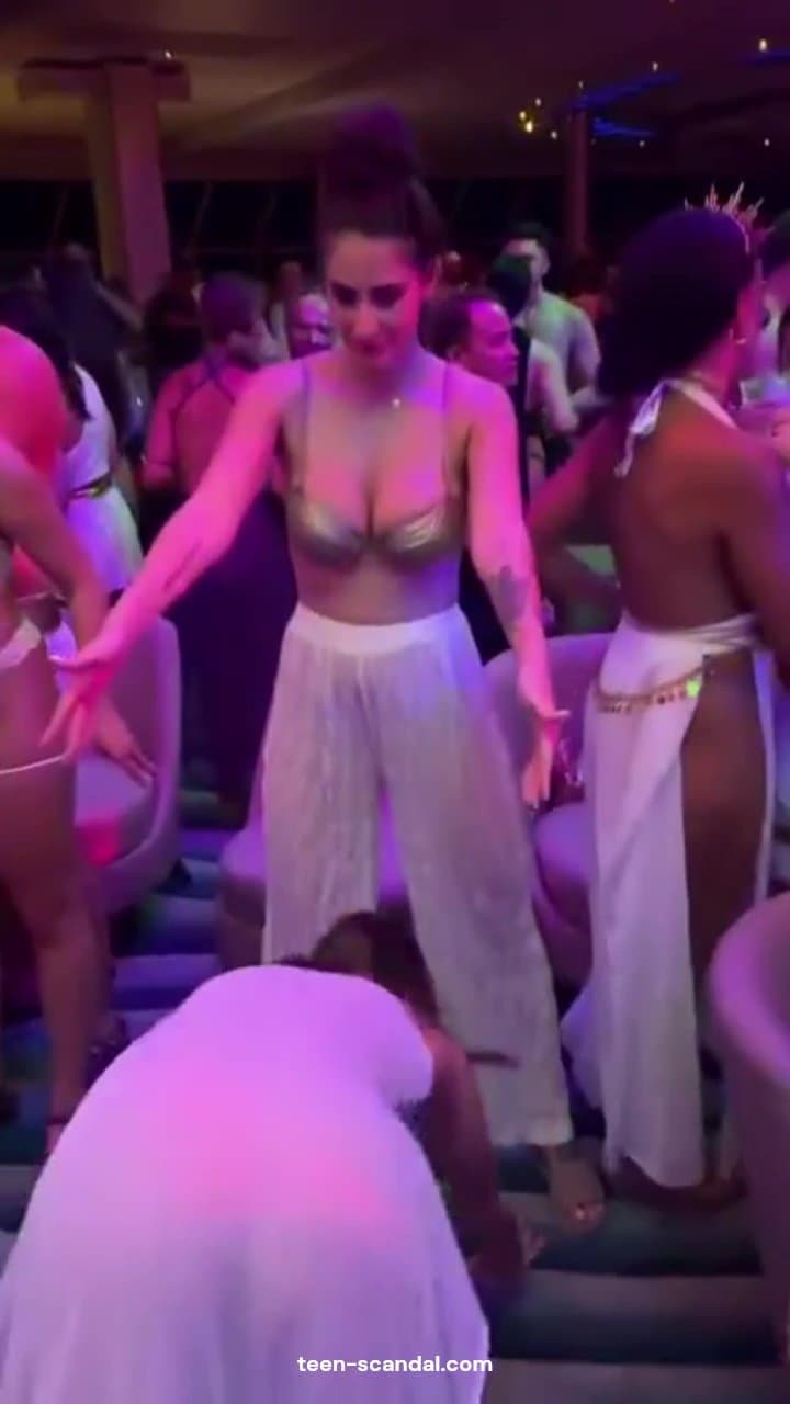 Click to view full size costume party (1)