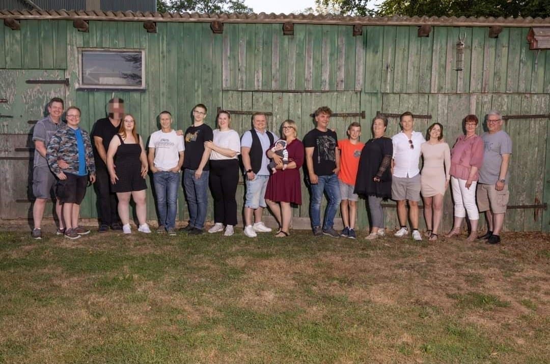 Click to view full size Meine SchlampenFrau Lisa Deutsche Webhure und ihre Familie