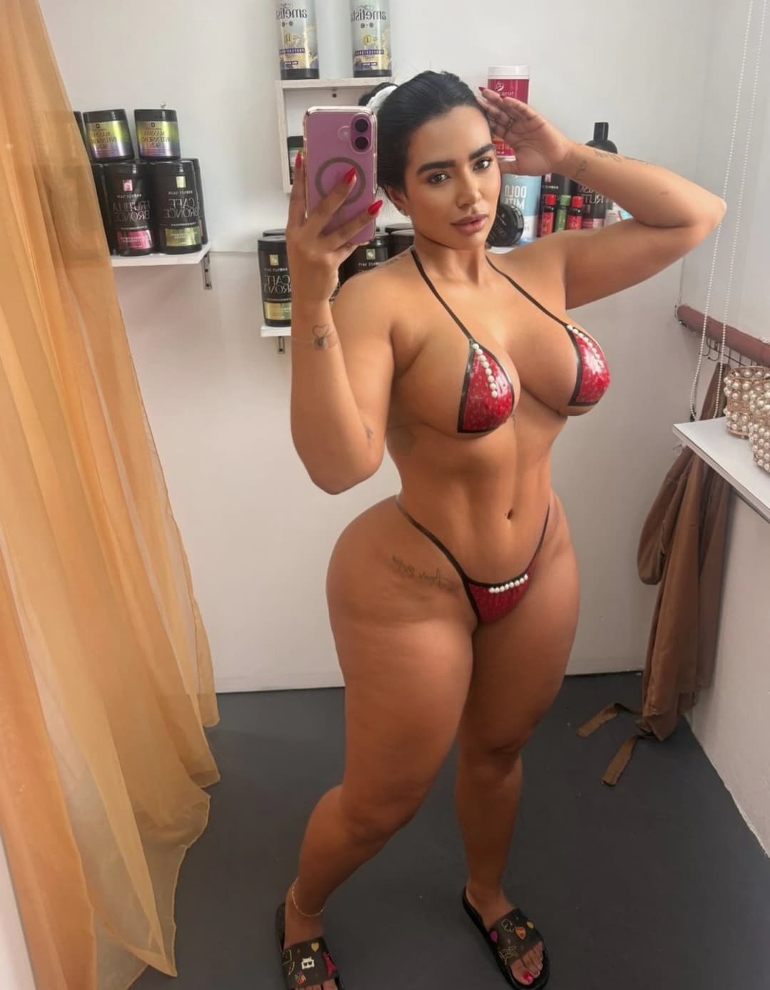 Click to view full size Daniela Cortes, colombiana re culona mama soltera.