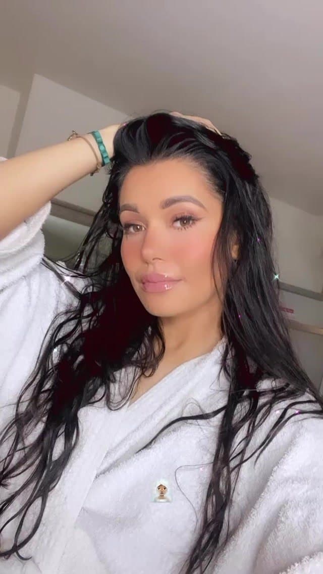 Click to view full size Luxury whore with fuckable mouth and tits