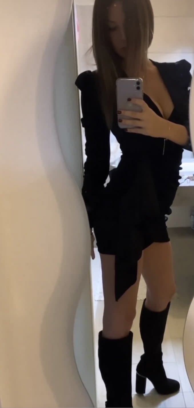 Click to view full size Katia from italy. Super hot slut with perfect body and pretty face. Kik