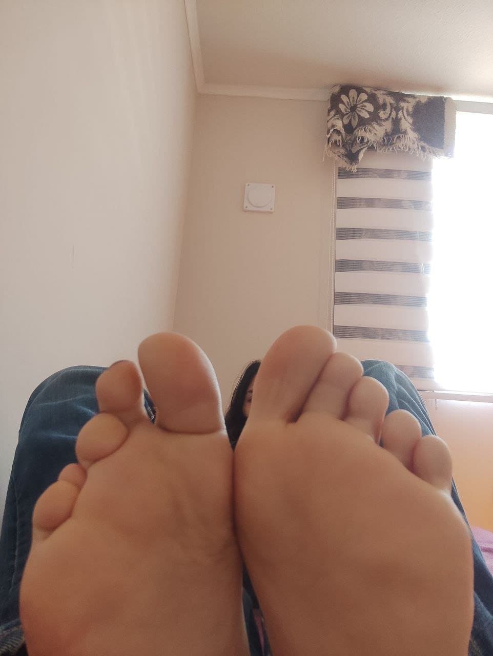 Click to view full size Chilean Girl With Ugly feet