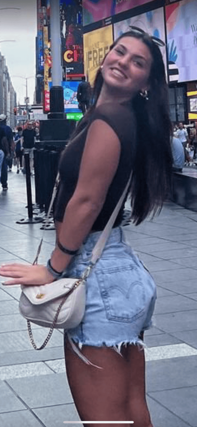 Click to view full size Whore kissing as many as she can on 21st