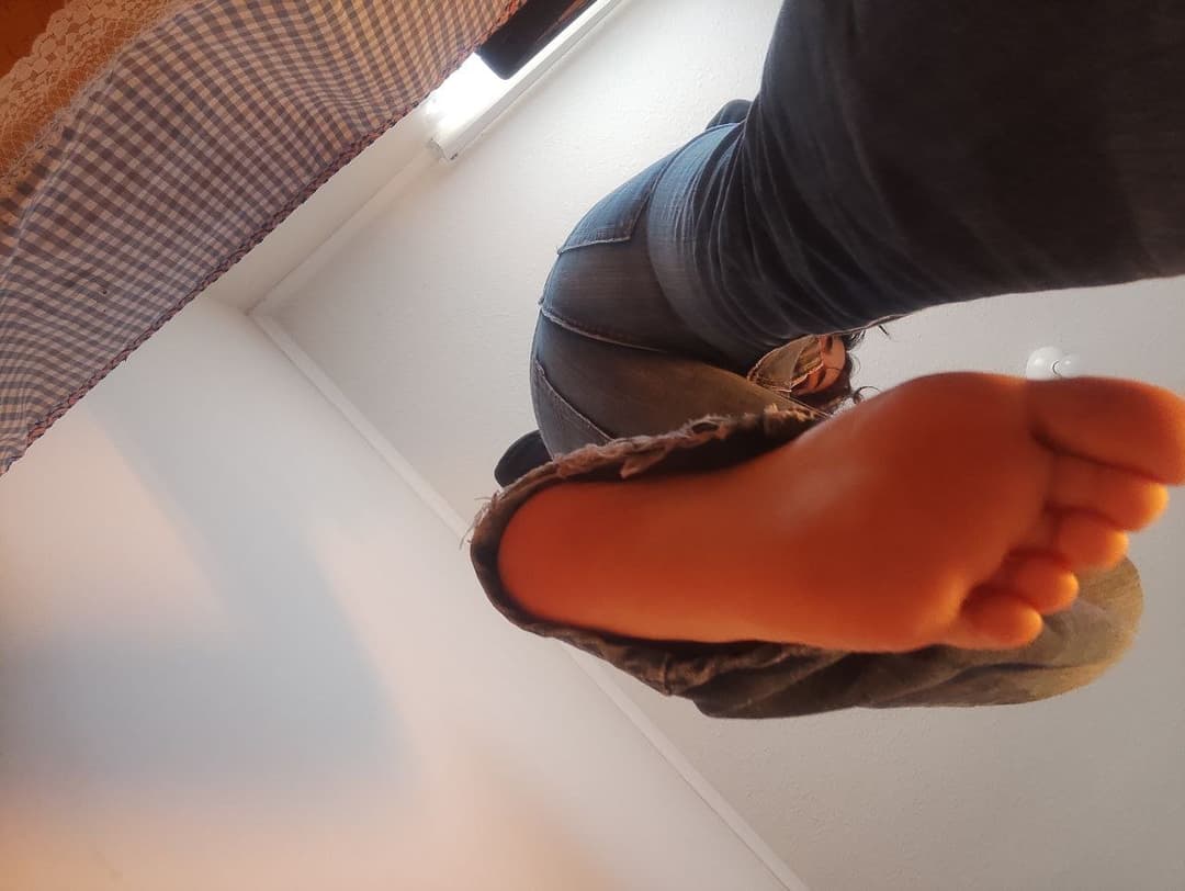 Click to view full size Chilean Girl With Ugly feet