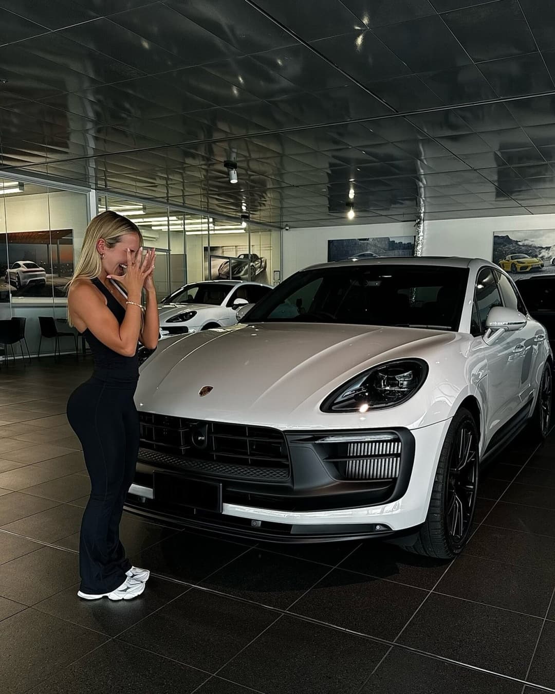 Click to view full size Super tight gym babe with bubble butt