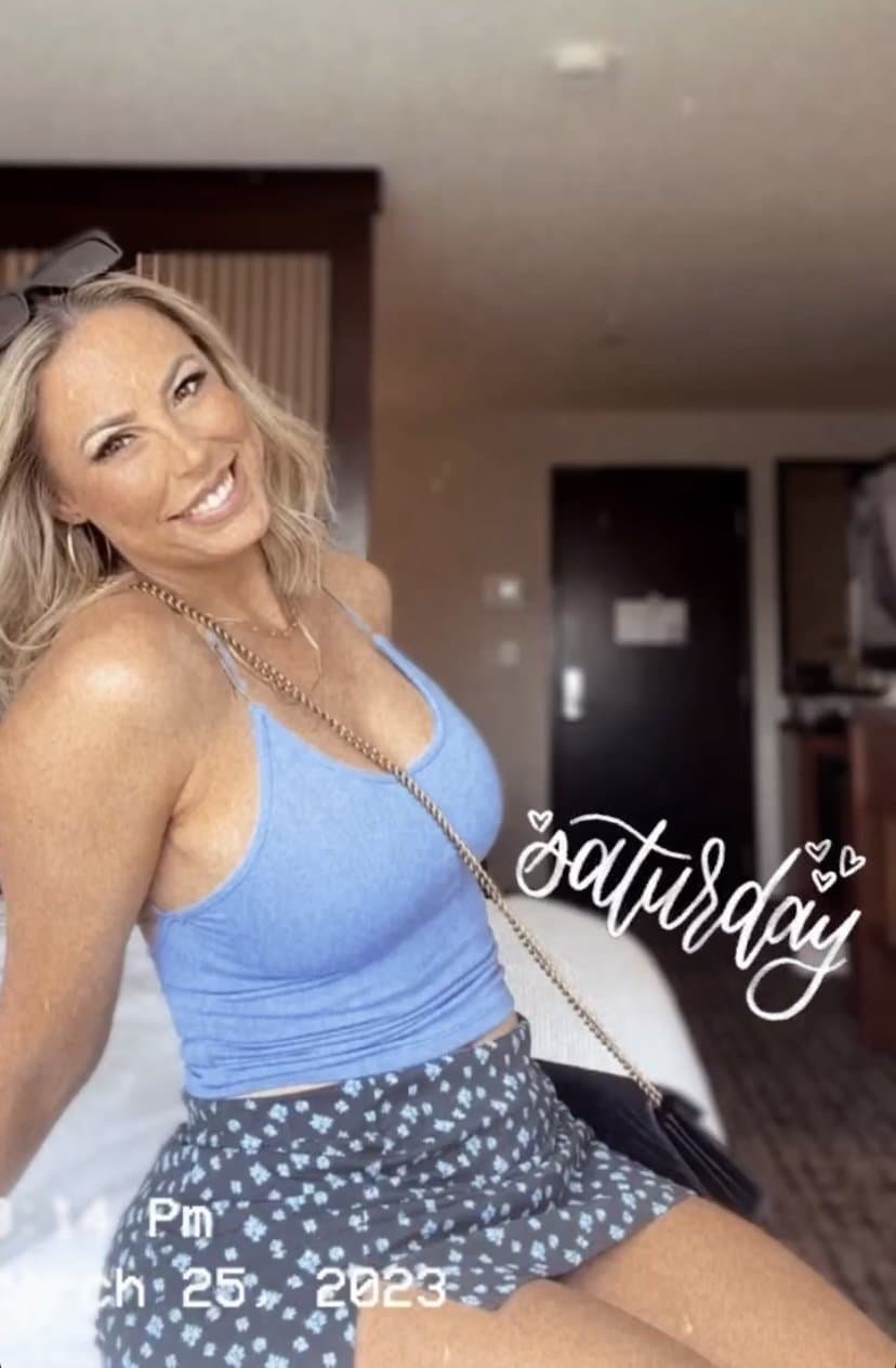 Click to view full size TikTok milf Robyn fields