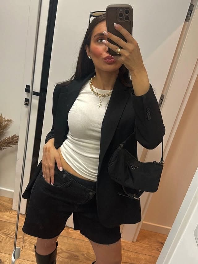 Click to view full size Luxury whore with fuckable mouth and tits