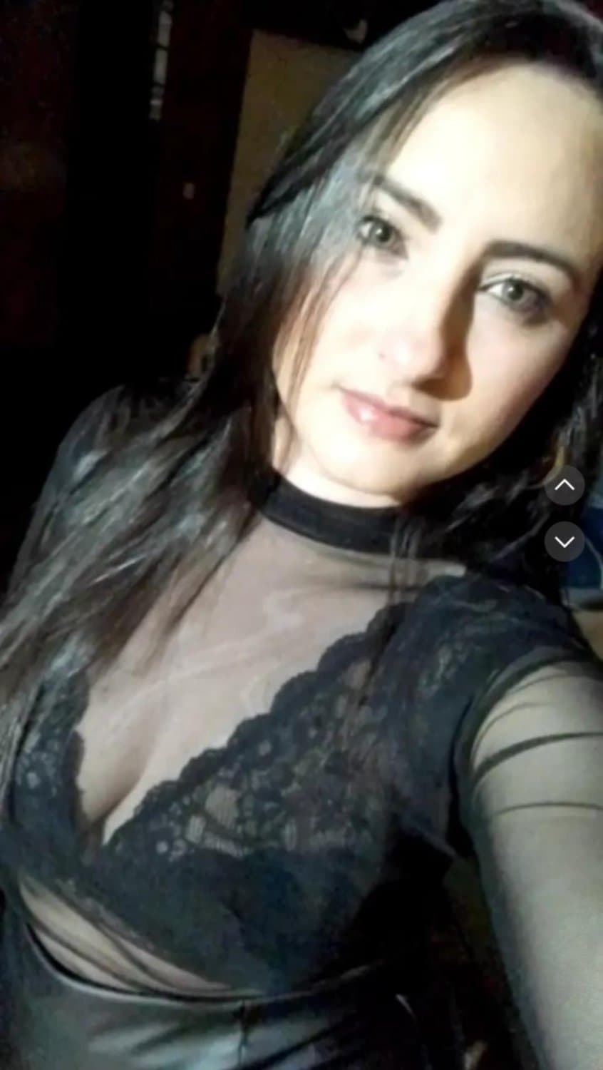 Click to view full size Meu alvo da vez esta me matando de tezão, tem cara de puta, vou leitar diariamente na cara dela