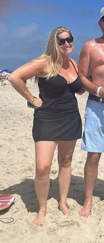 Click to view full size Kathy Bee (42 y/o cousin 34G Tits)
