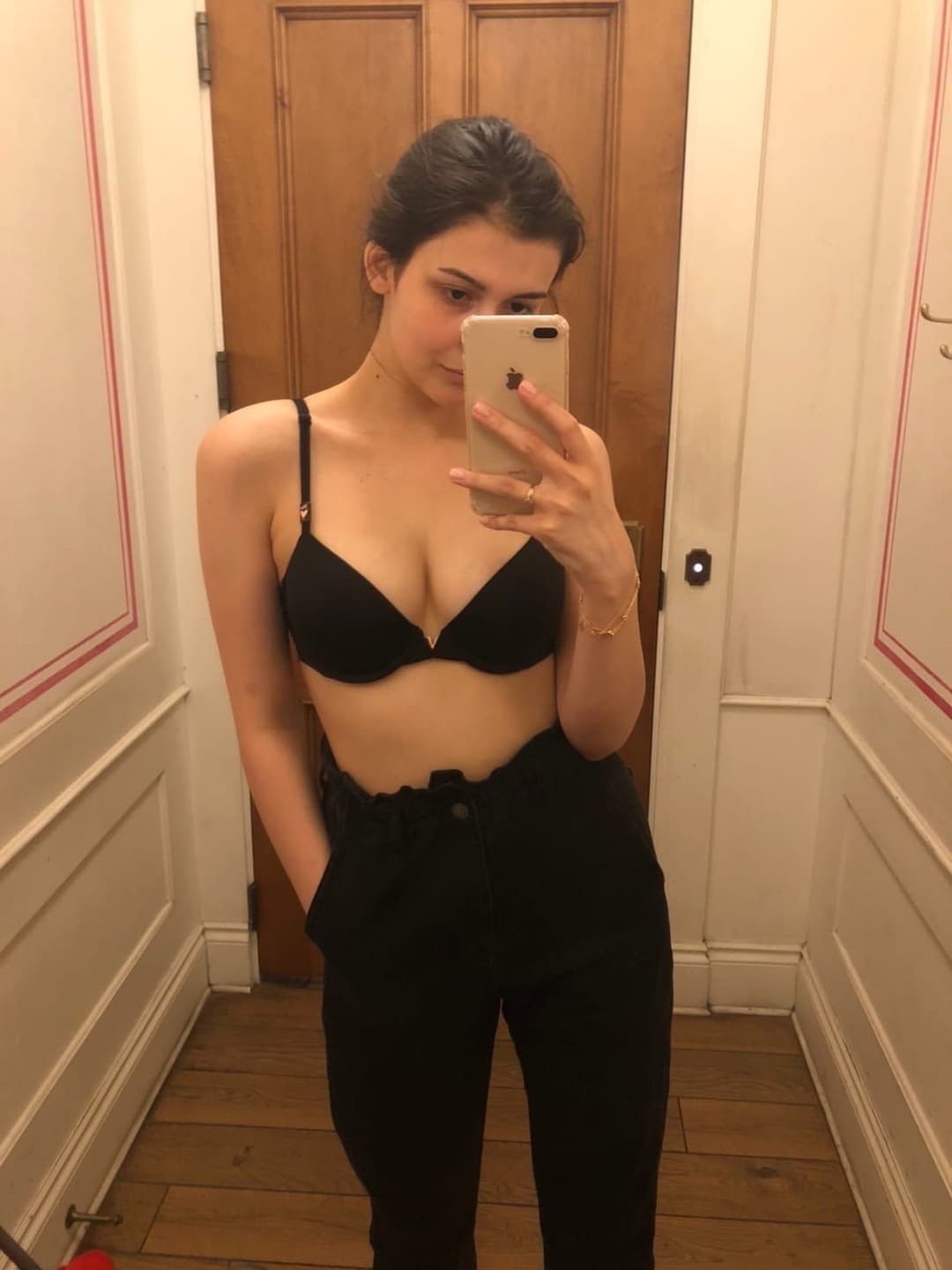 Click to view full size Gorgeous European Teasing Slut ?