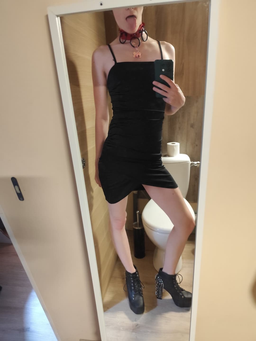 Click to view full size French slave from Lyon needs cocks