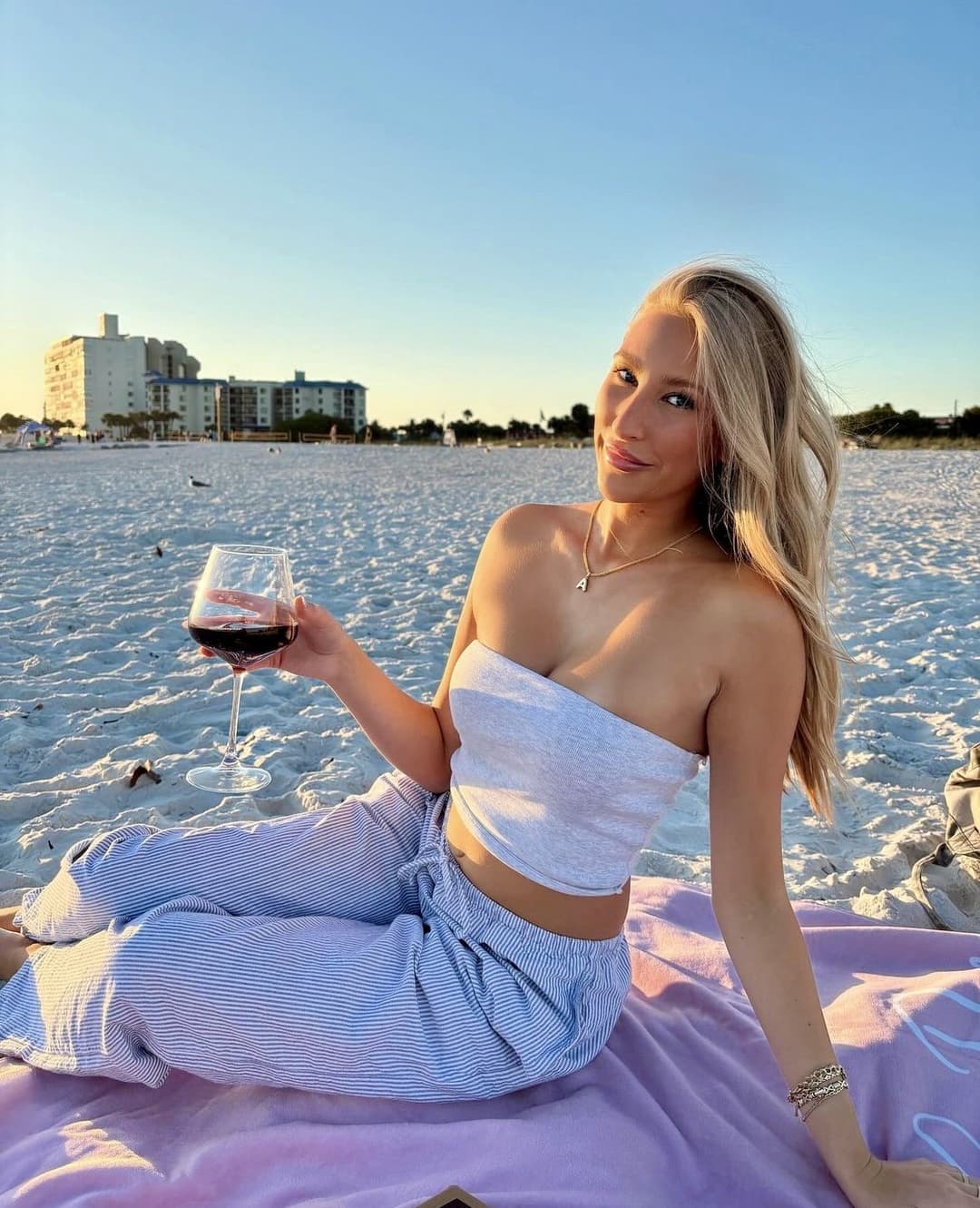 Click to view full size Bimbo Alabama slut Abbie with her big fake tits