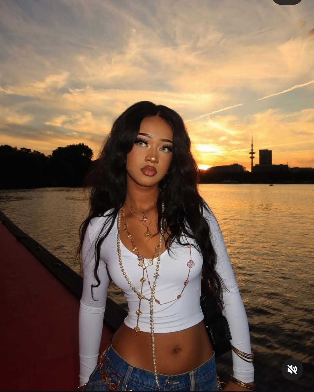 Click to view full size Fatimavsb pretty face need to be covered with cum??