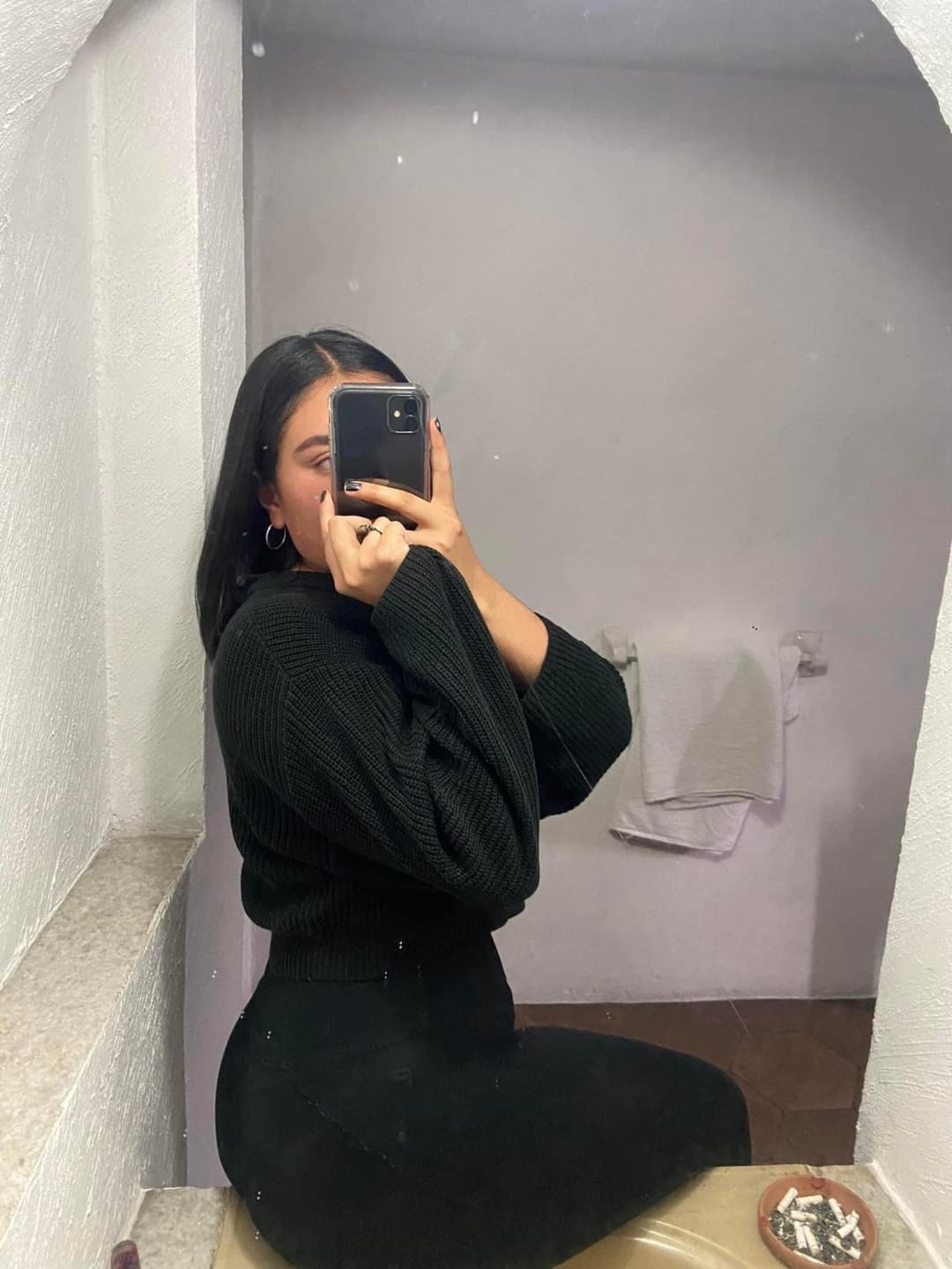 Click to view full size Otros de la morra tetona de pezones grandes y perforados es una perraga de vagina morena