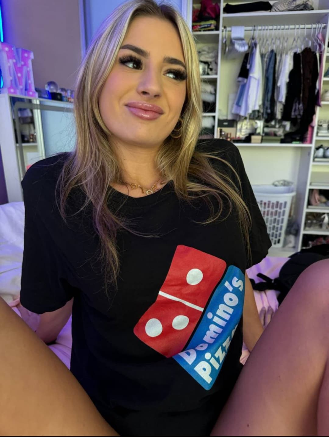 Click to view full size Hot white girl with big tits. DMs open for anything making snap group chat!!!