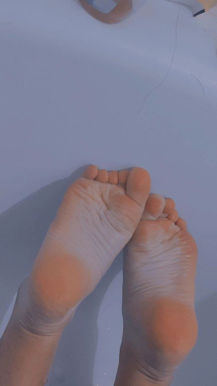 Click to view full size Chilean Girl With Ugly feet