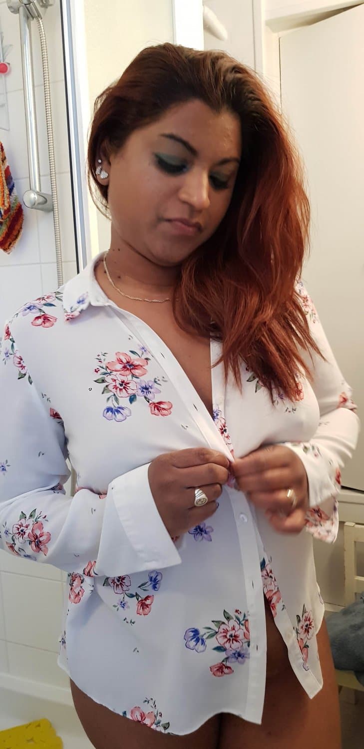 Click to view full size My hotwife in thé bathroom