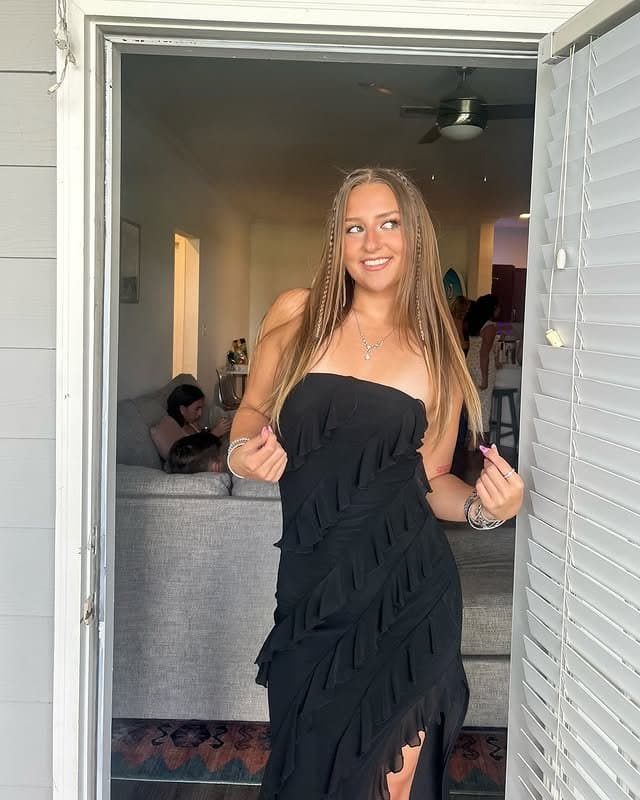 Click to view full size Sexy bubble butt teen Calista