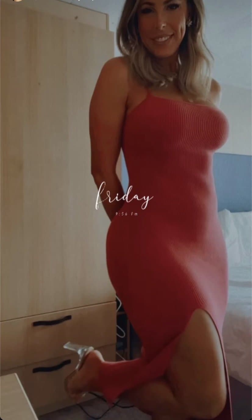 Click to view full size Texas TikTok milf Robyn Fields