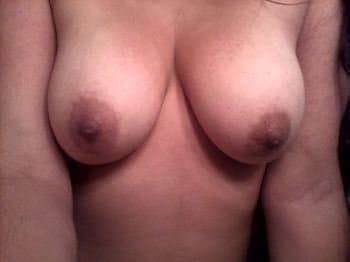 Click to view full size Cin mostrando las tetas