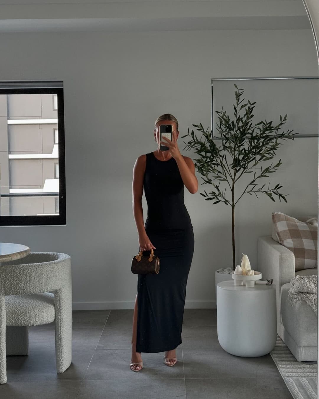 Click to view full size Super tight gym babe with bubble butt