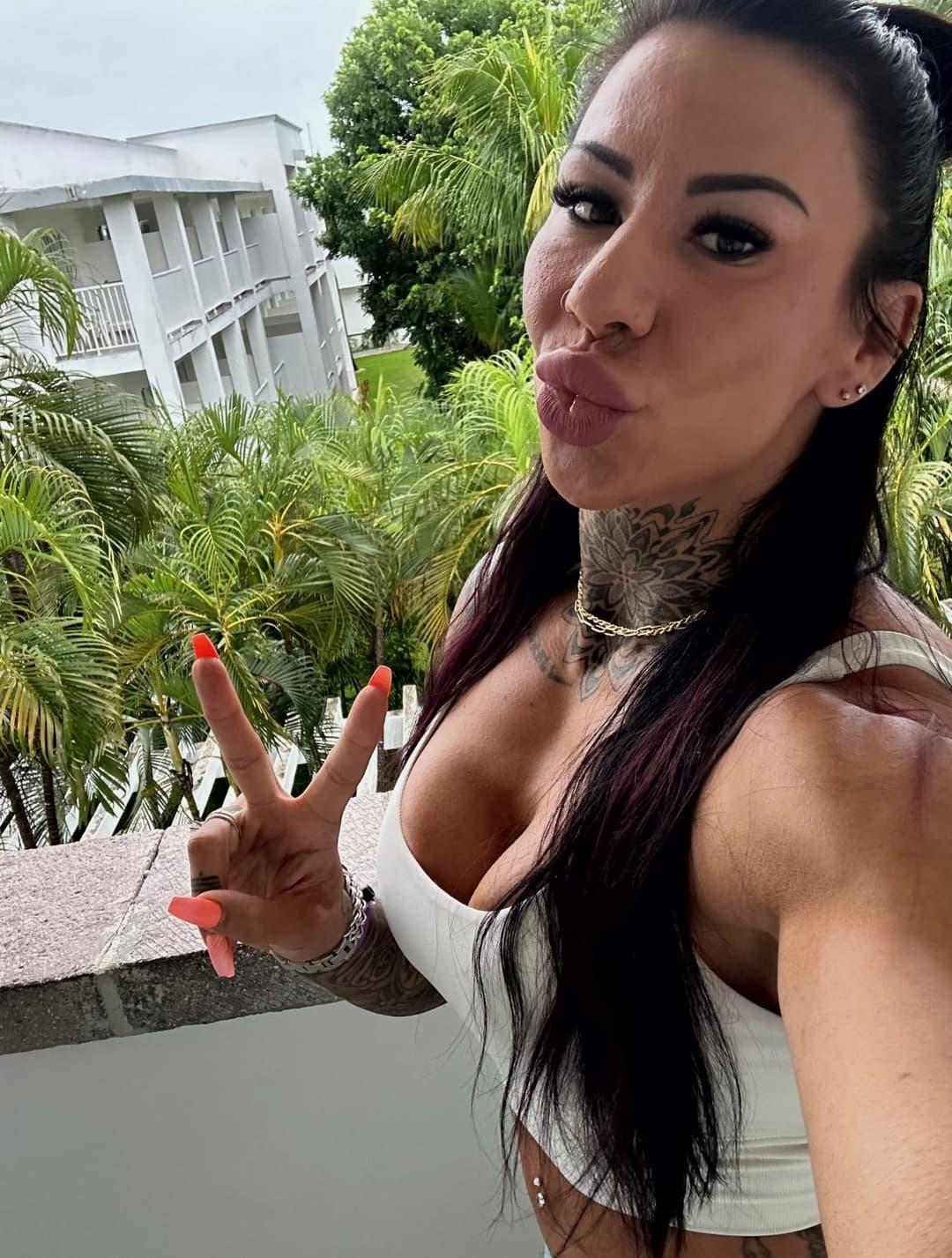 Click to view full size Fit and needy, want to make you hungry every day