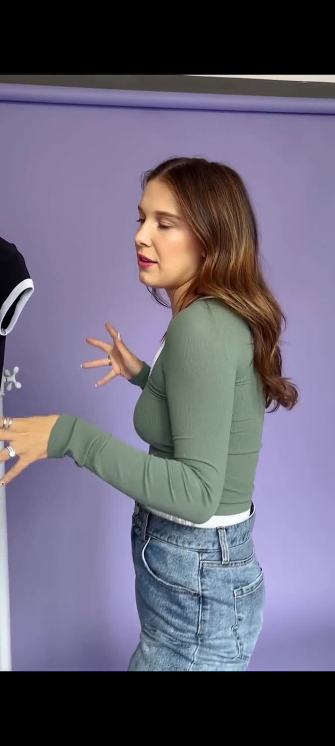 Click to view full size Deu até para ver os peitinhos mucho dela que tesão tão aproveitando no máximo seu corpo