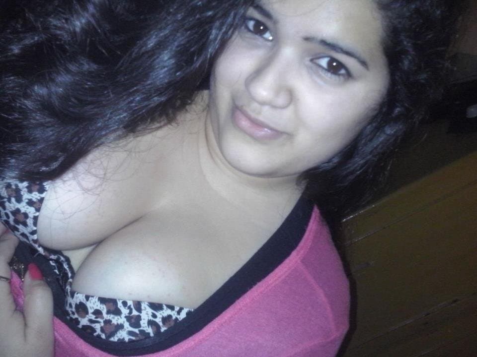 Click to view full size Cin mostrando las tetas