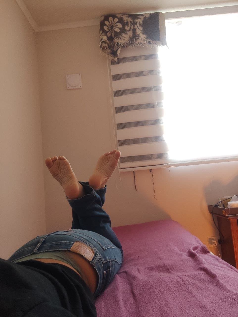 Click to view full size Chilean Girl With Ugly feet