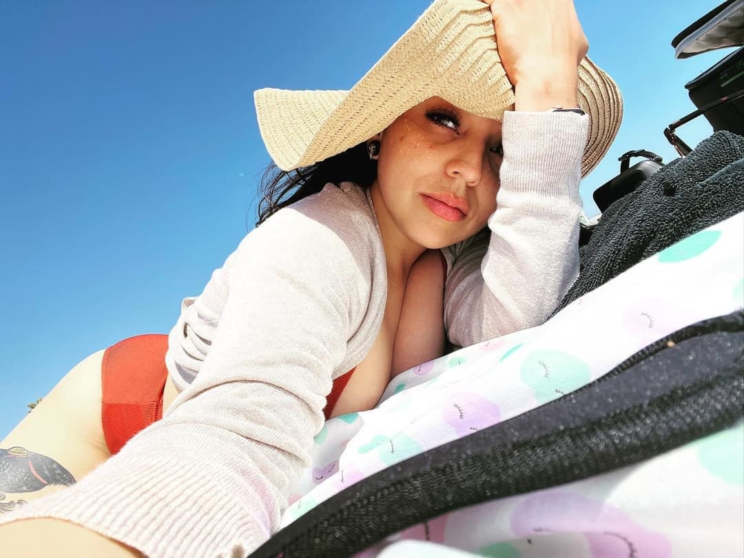 Click to view full size Pull out or creampie this Latina slut