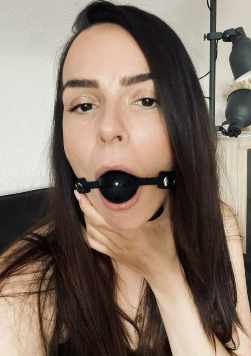 Click to view full size Simone is a horny slutmom ??