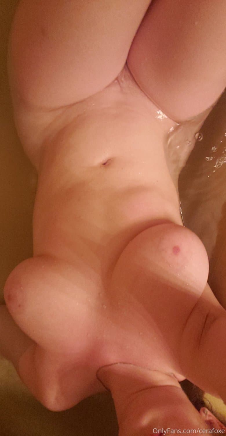 Click to view full size Big-titted beautiful red-headed model - ƆǝɹɐℲoxǝ